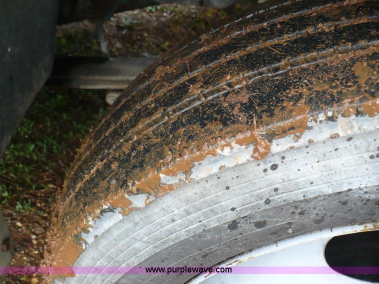 image for item B6012 1999 Ford F550 Super Duty pickup truck