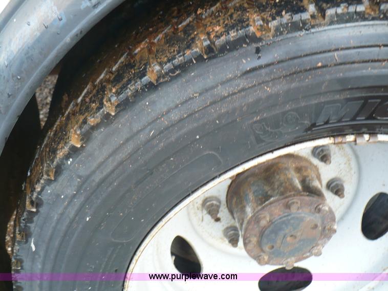 image for item B6012 1999 Ford F550 Super Duty pickup truck