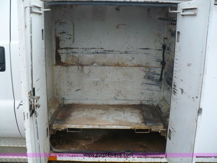 image for item B6012 1999 Ford F550 Super Duty pickup truck