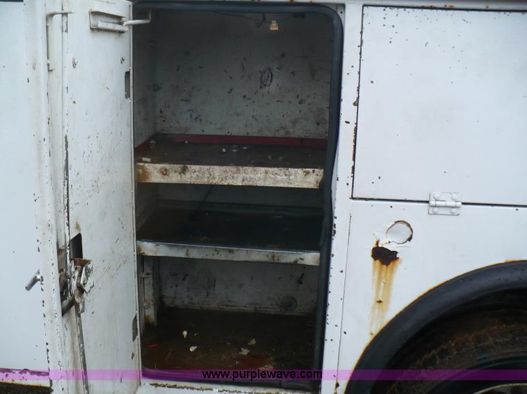 image for item B6012 1999 Ford F550 Super Duty pickup truck