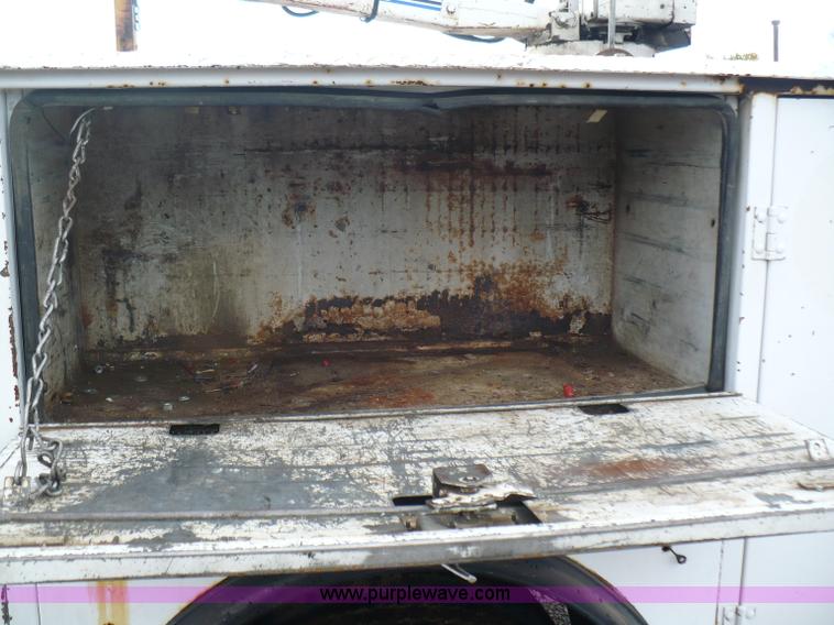 image for item B6012 1999 Ford F550 Super Duty pickup truck