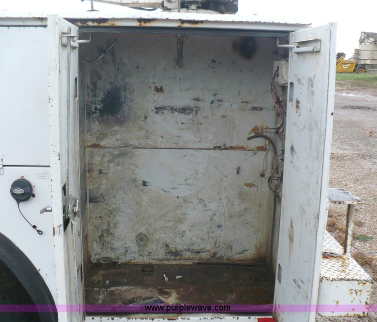 image for item B6012 1999 Ford F550 Super Duty pickup truck