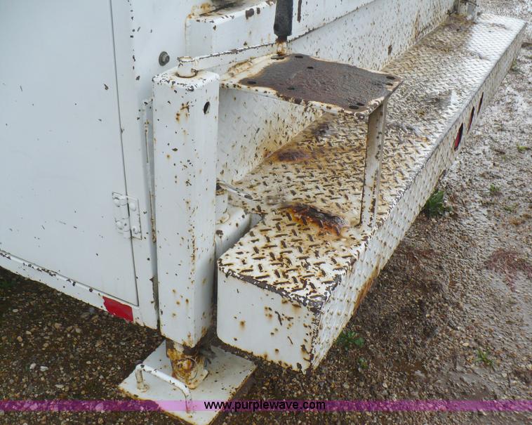 image for item B6012 1999 Ford F550 Super Duty pickup truck