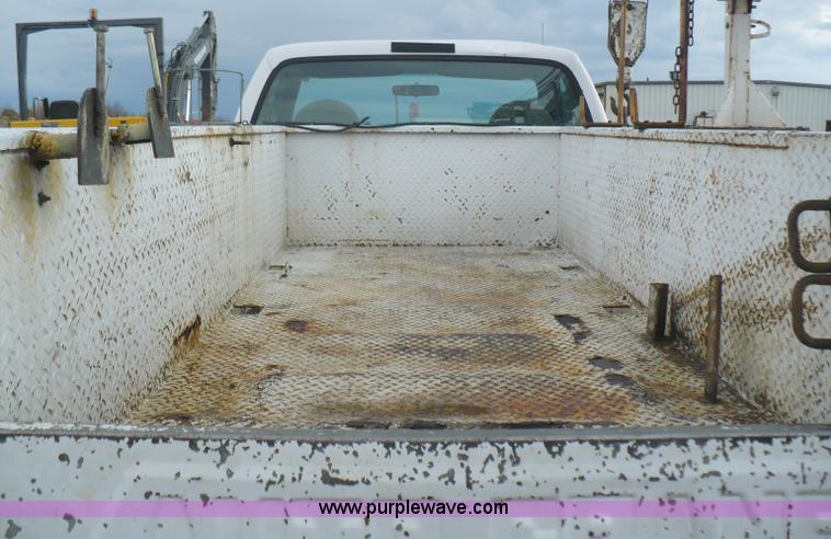 image for item B6012 1999 Ford F550 Super Duty pickup truck