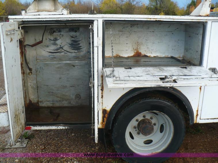 image for item B6012 1999 Ford F550 Super Duty pickup truck