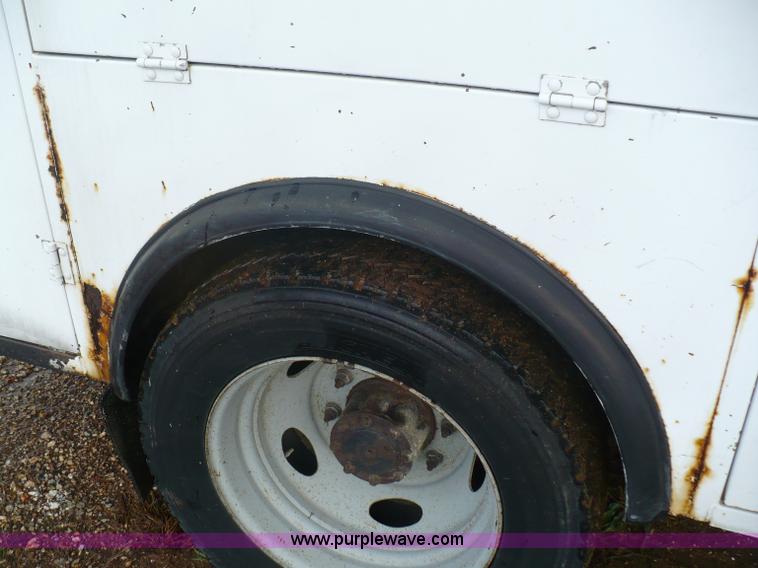 image for item B6012 1999 Ford F550 Super Duty pickup truck