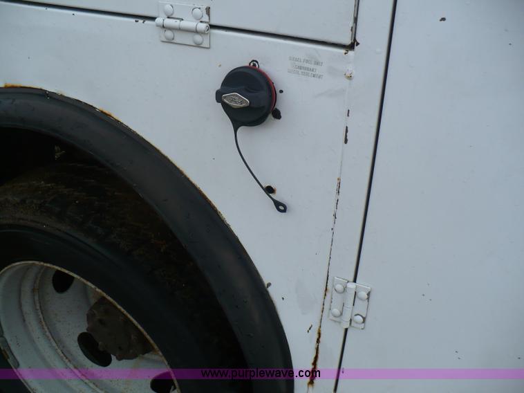 image for item B6012 1999 Ford F550 Super Duty pickup truck