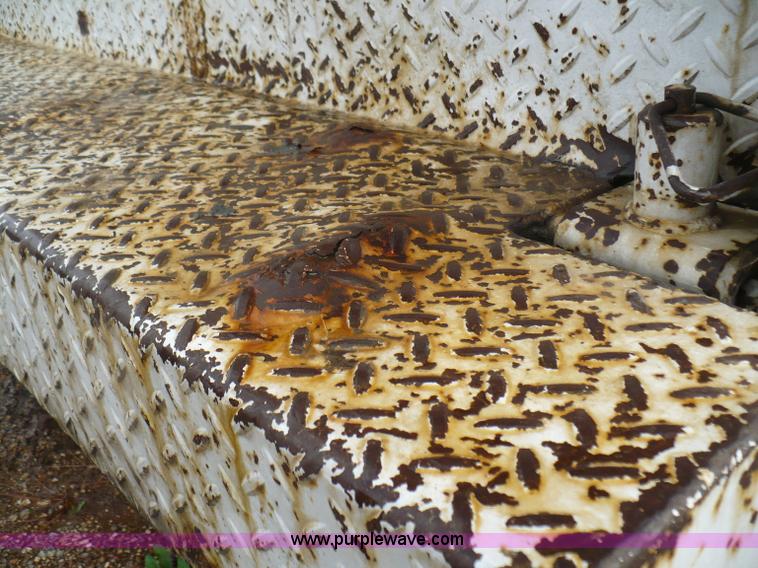 image for item B6012 1999 Ford F550 Super Duty pickup truck