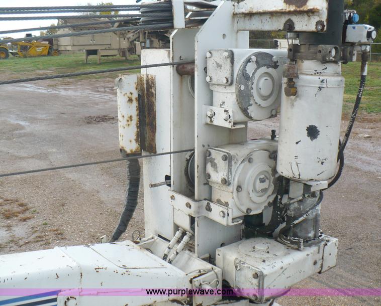 image for item B6012 1999 Ford F550 Super Duty pickup truck