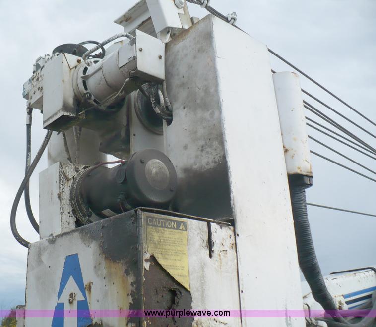 image for item B6012 1999 Ford F550 Super Duty pickup truck