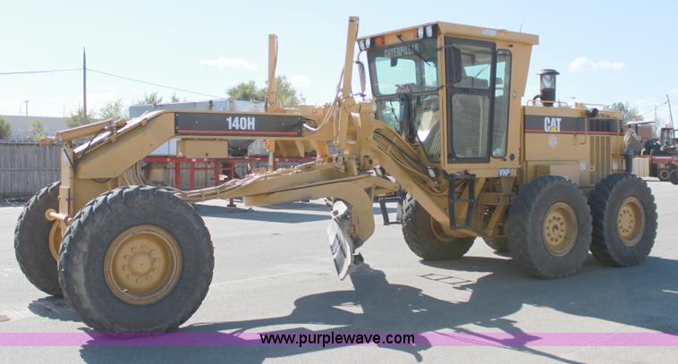 image for item B8577 2001 Caterpillar 140H motor grader