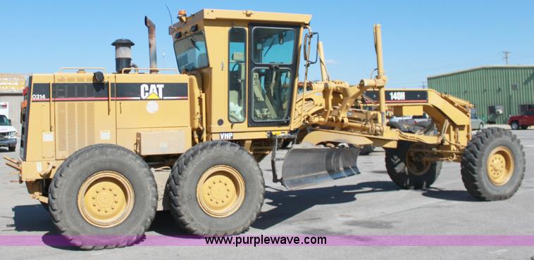 image for item B8577 2001 Caterpillar 140H motor grader