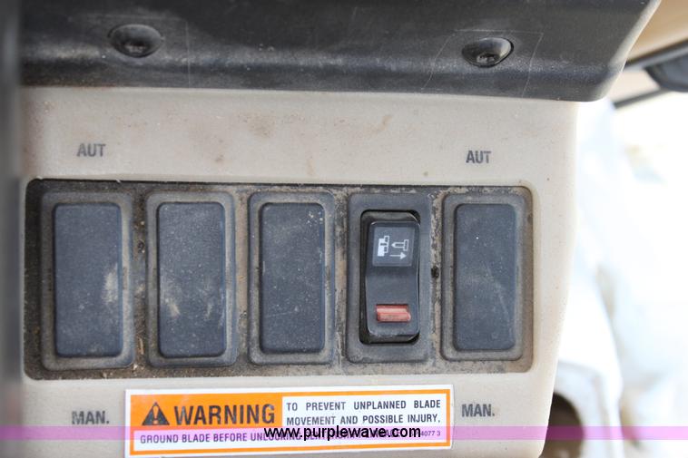 image for item B8577 2001 Caterpillar 140H motor grader