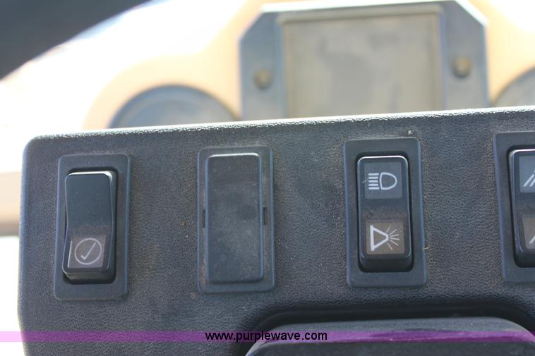 image for item B8577 2001 Caterpillar 140H motor grader