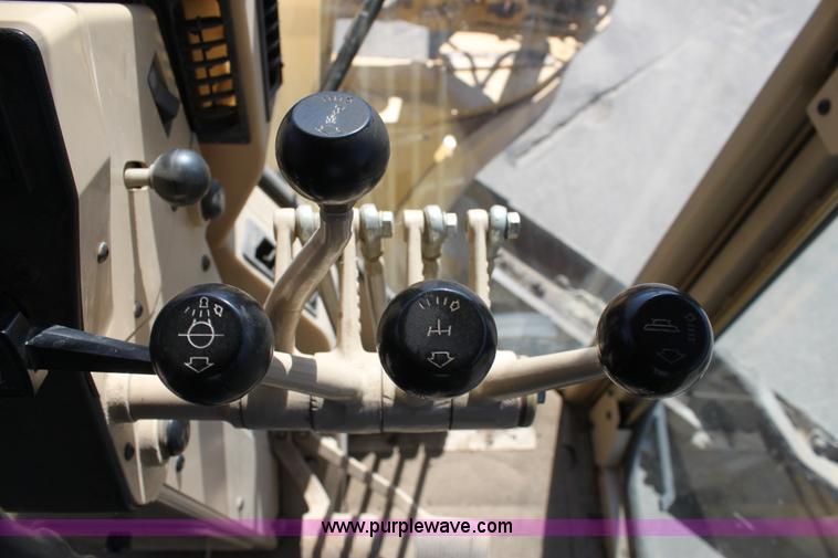 image for item B8577 2001 Caterpillar 140H motor grader