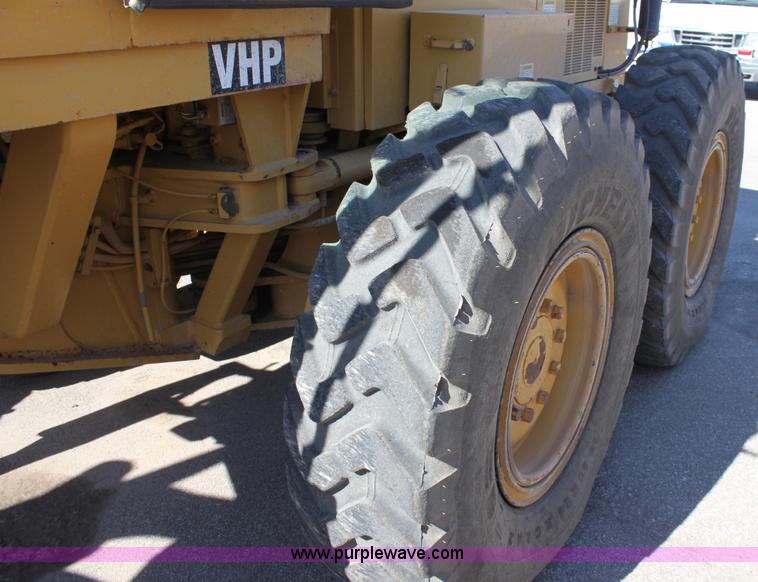 image for item B8577 2001 Caterpillar 140H motor grader