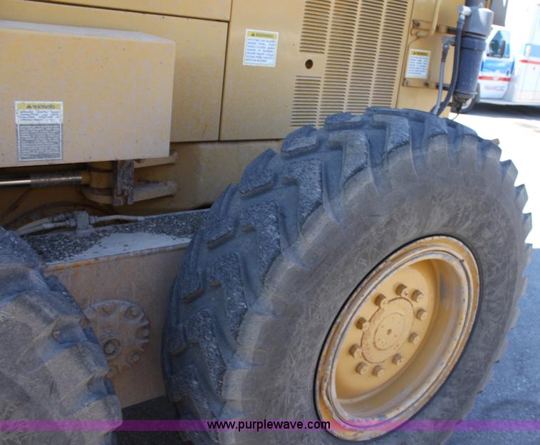 image for item B8577 2001 Caterpillar 140H motor grader