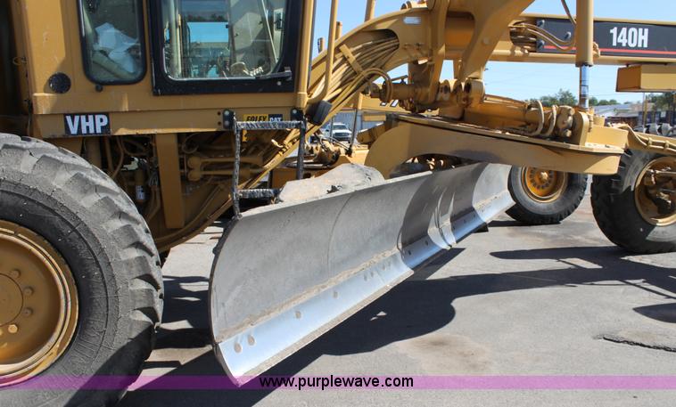 image for item B8577 2001 Caterpillar 140H motor grader