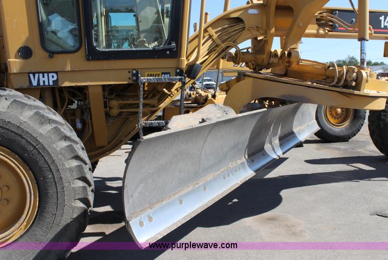 image for item B8577 2001 Caterpillar 140H motor grader