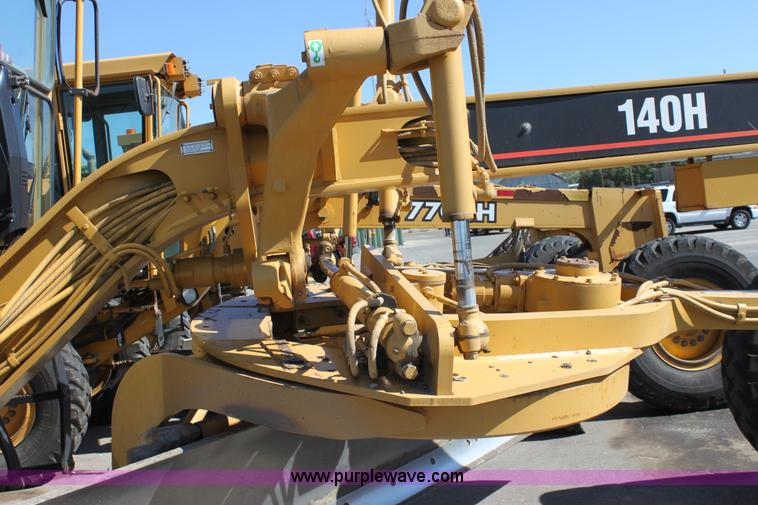image for item B8577 2001 Caterpillar 140H motor grader