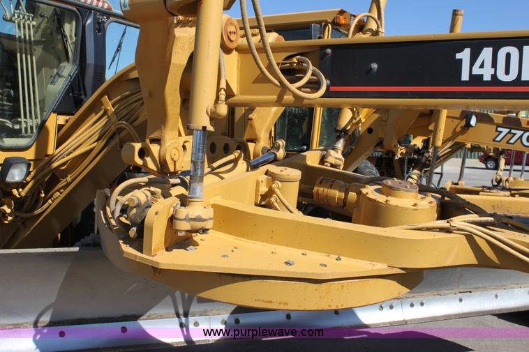image for item B8577 2001 Caterpillar 140H motor grader