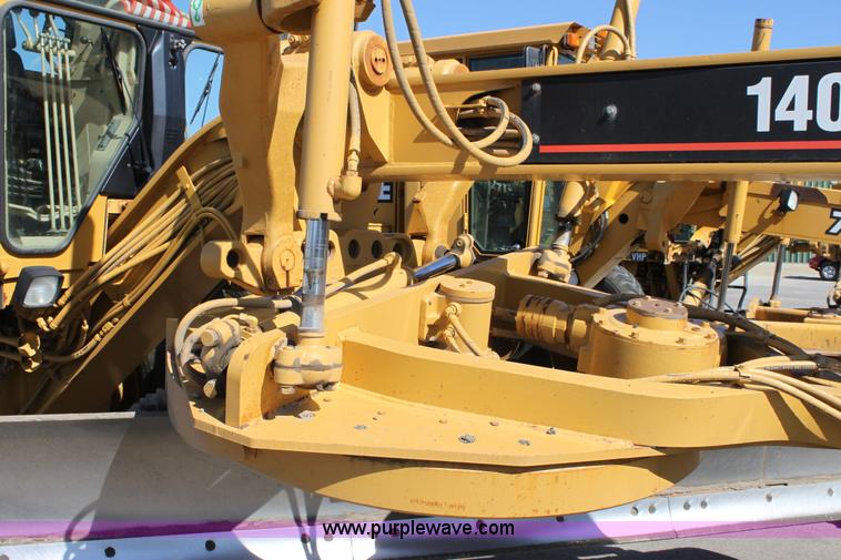 image for item B8577 2001 Caterpillar 140H motor grader