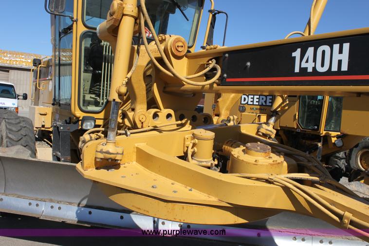 image for item B8577 2001 Caterpillar 140H motor grader
