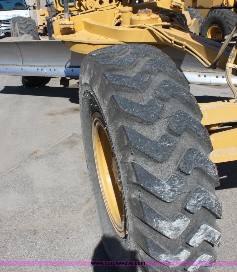 image for item B8577 2001 Caterpillar 140H motor grader