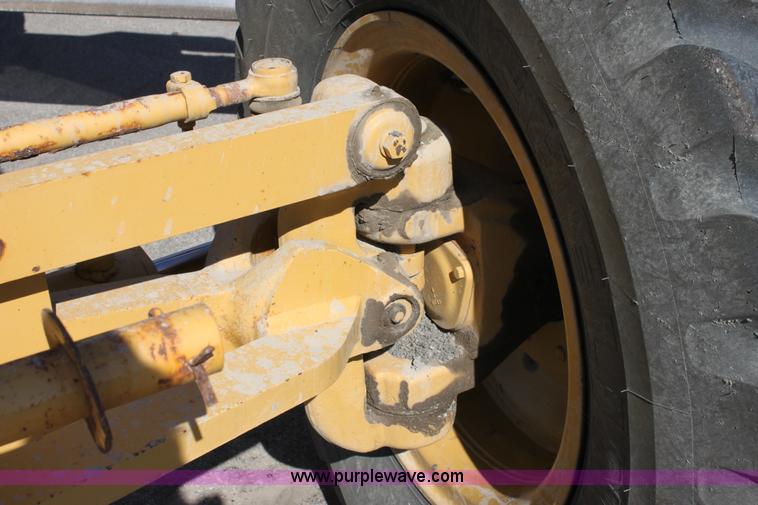 image for item B8577 2001 Caterpillar 140H motor grader