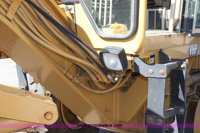 image for item B8577 2001 Caterpillar 140H motor grader