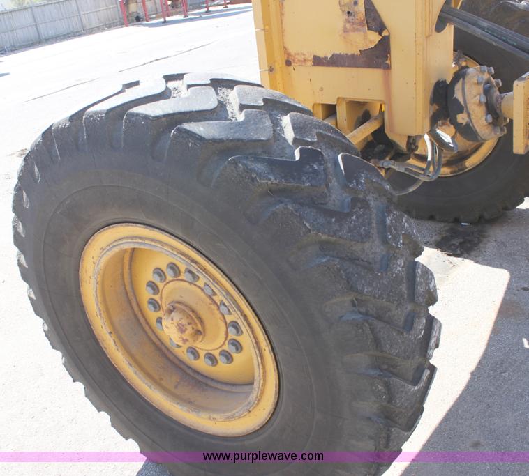 image for item B8578 1998 John Deere 770CH motor grader