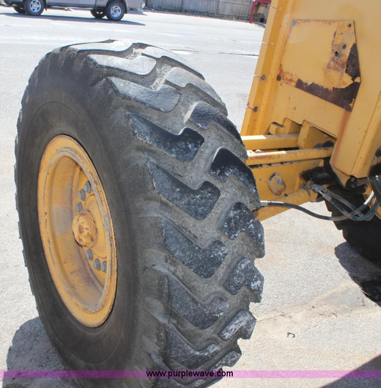 image for item B8578 1998 John Deere 770CH motor grader