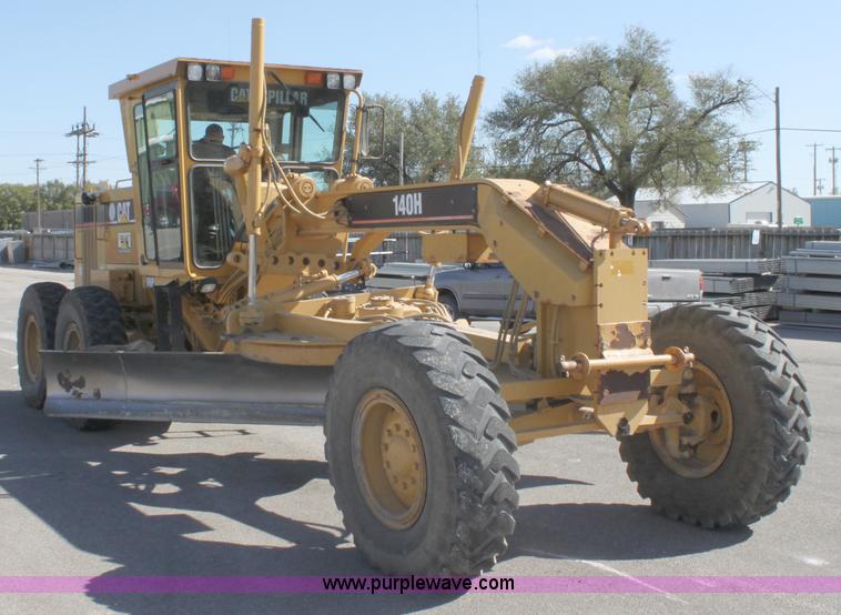 image for item B8579 2000 Caterpillar 140H motor grader