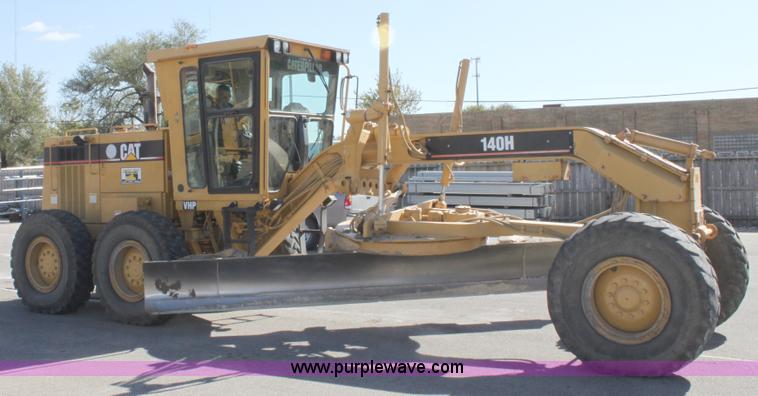 image for item B8579 2000 Caterpillar 140H motor grader