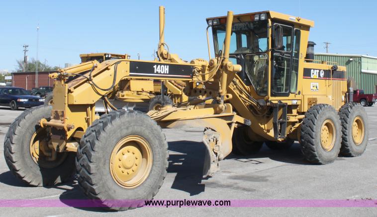 image for item B8579 2000 Caterpillar 140H motor grader