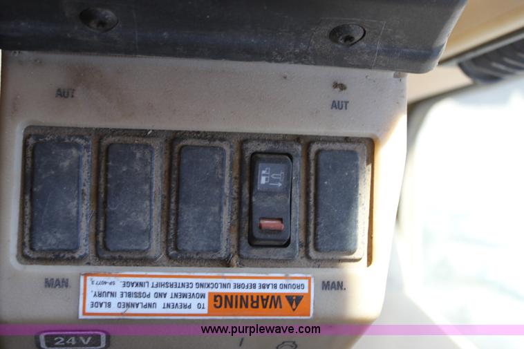 image for item B8579 2000 Caterpillar 140H motor grader