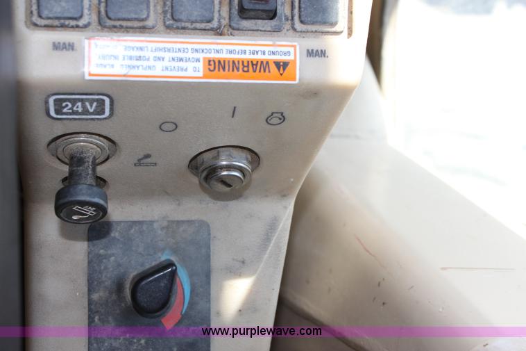 image for item B8579 2000 Caterpillar 140H motor grader