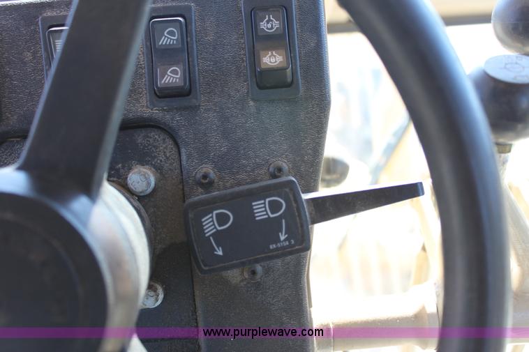 image for item B8579 2000 Caterpillar 140H motor grader