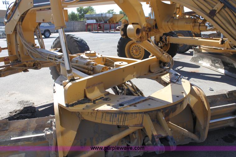 image for item B8579 2000 Caterpillar 140H motor grader