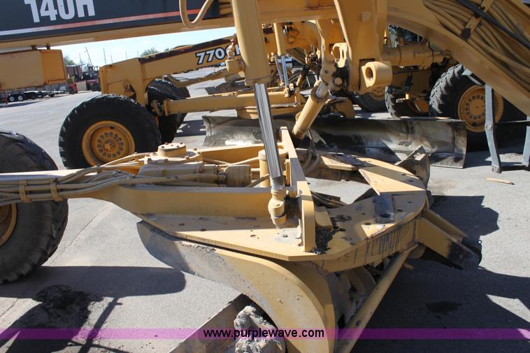 image for item B8579 2000 Caterpillar 140H motor grader