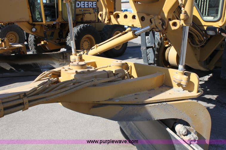 image for item B8579 2000 Caterpillar 140H motor grader