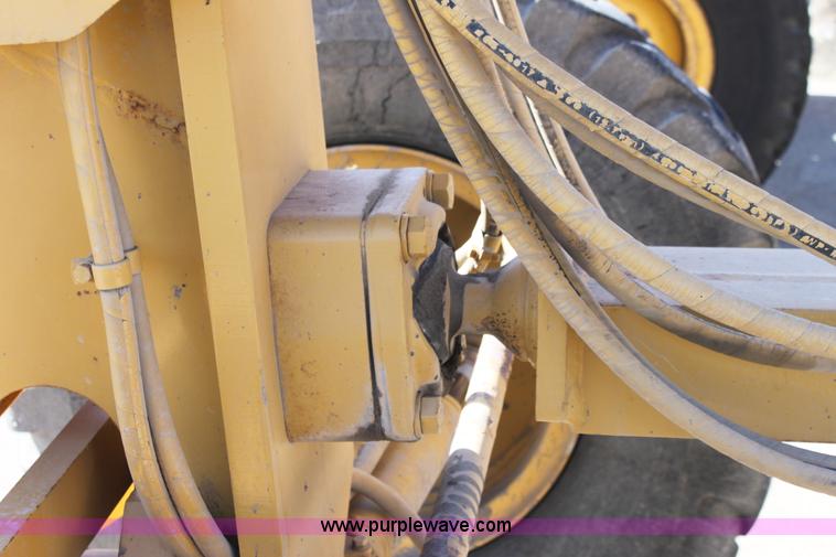 image for item B8579 2000 Caterpillar 140H motor grader