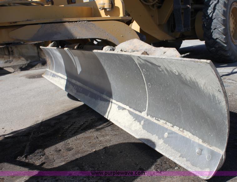 image for item B8579 2000 Caterpillar 140H motor grader