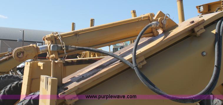 image for item B8579 2000 Caterpillar 140H motor grader
