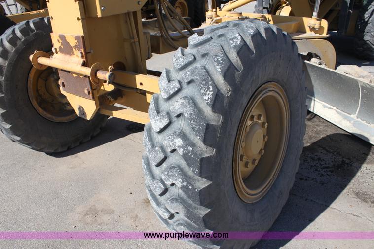 image for item B8579 2000 Caterpillar 140H motor grader