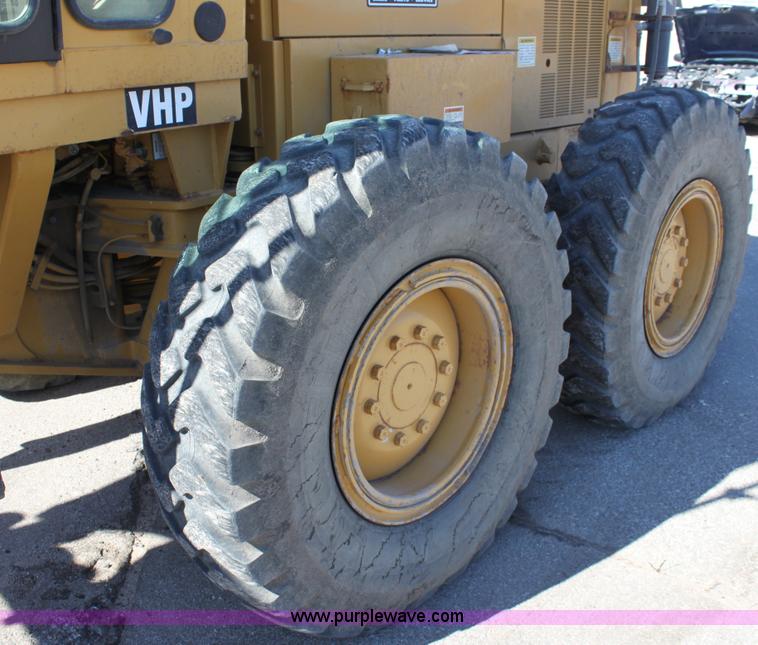 image for item B8579 2000 Caterpillar 140H motor grader