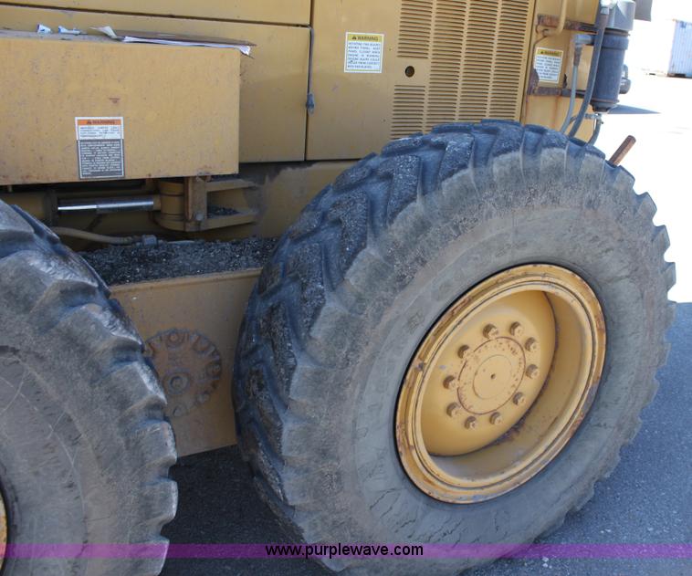 image for item B8579 2000 Caterpillar 140H motor grader