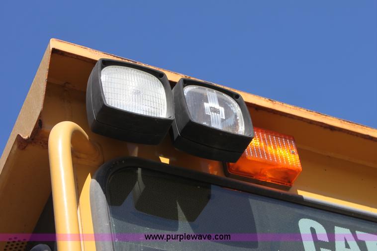 image for item B8579 2000 Caterpillar 140H motor grader