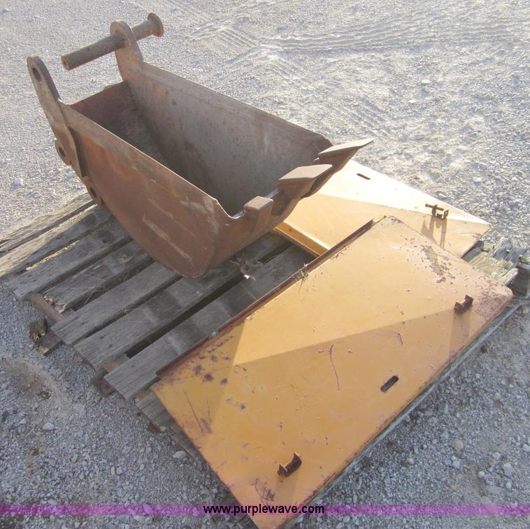 image for item C5220 Case 12" backhoe bucket with three teeth