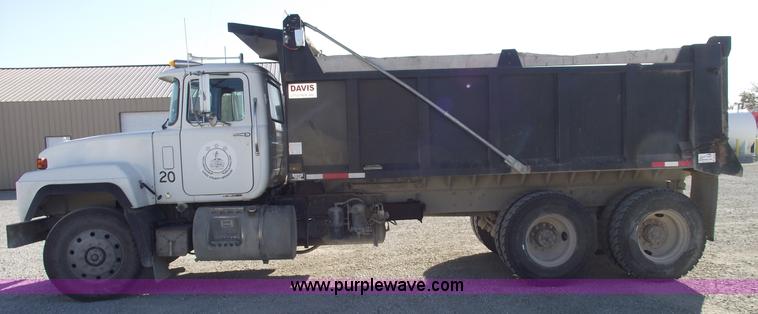 image for item C5715 1999 Mack RD688S dump truck